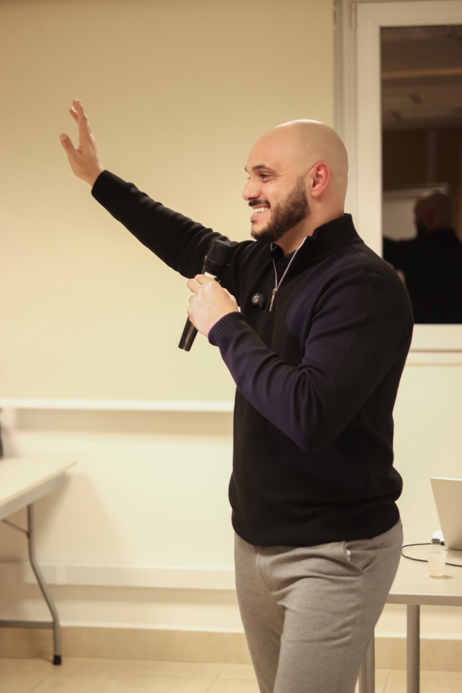 Fabiel Paz no palco com microfone